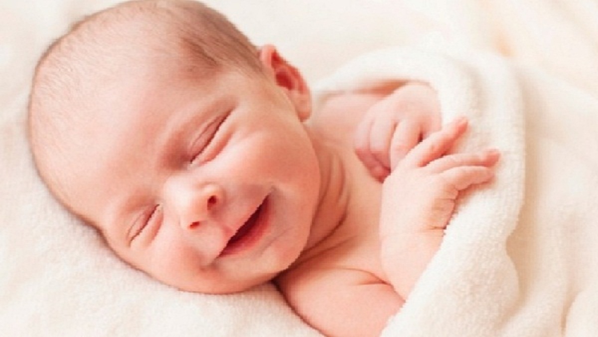 लखनऊ में इमरजेंसी लैंडिंग, विमान के टॉयलेट में बच्चे का जन्म