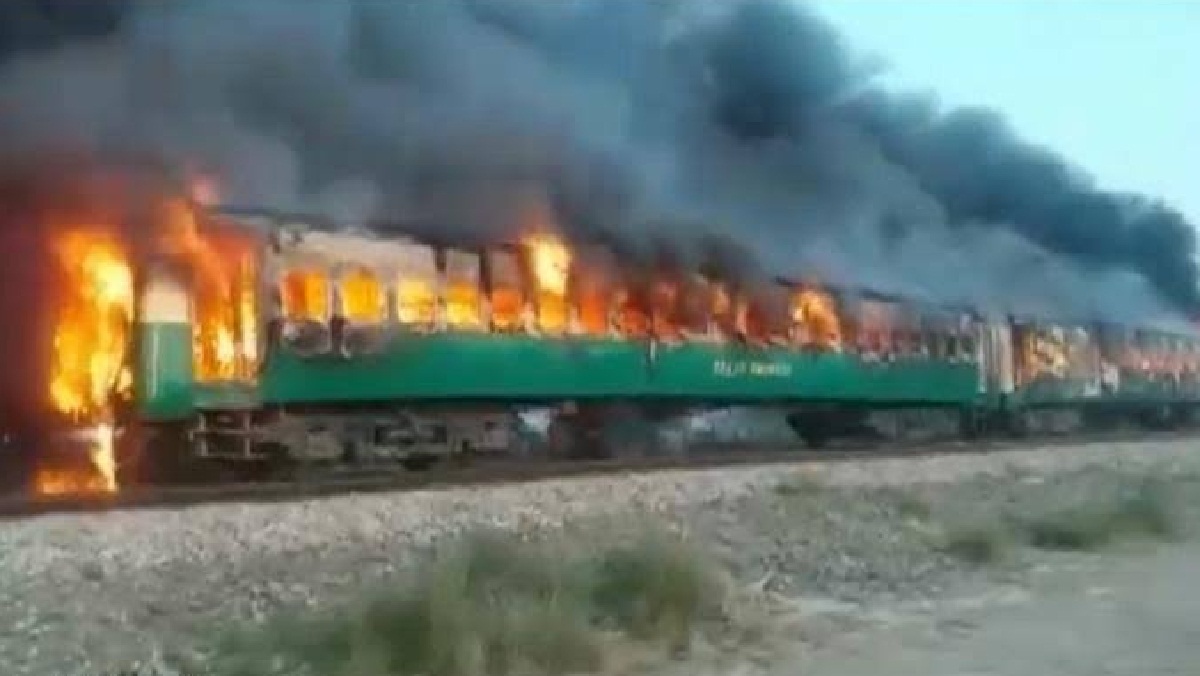 पाकिस्तान में ट्रेन में अंडे उबाल रहे थे लोग, सिलेंडर फटने से 71 मरे