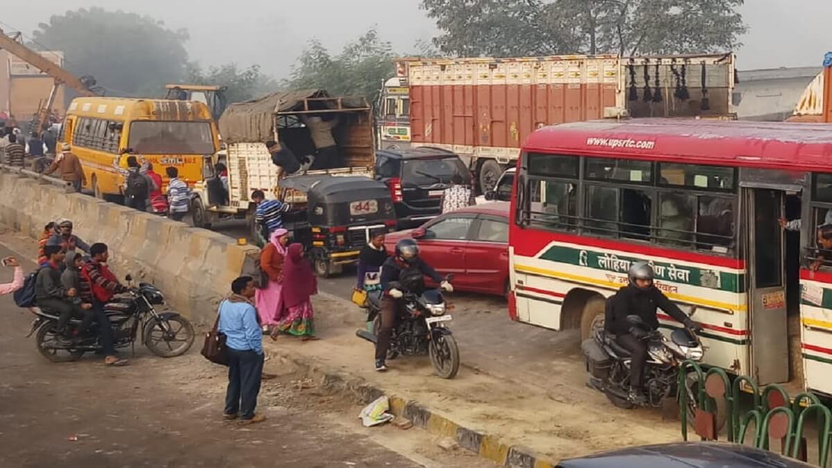 लखनऊ-कानपुर हाईवे पर कई किमी लंबा जाम, सैंकड़ों वाहन फंसे