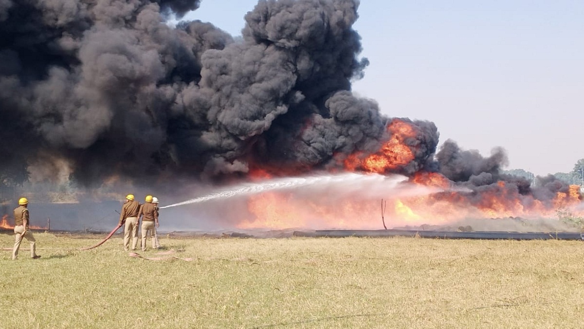 उन्नाव में ट्रांस गंगा सिटी पर दूसरे दिन भी किसानों का बवाल, आगजनी