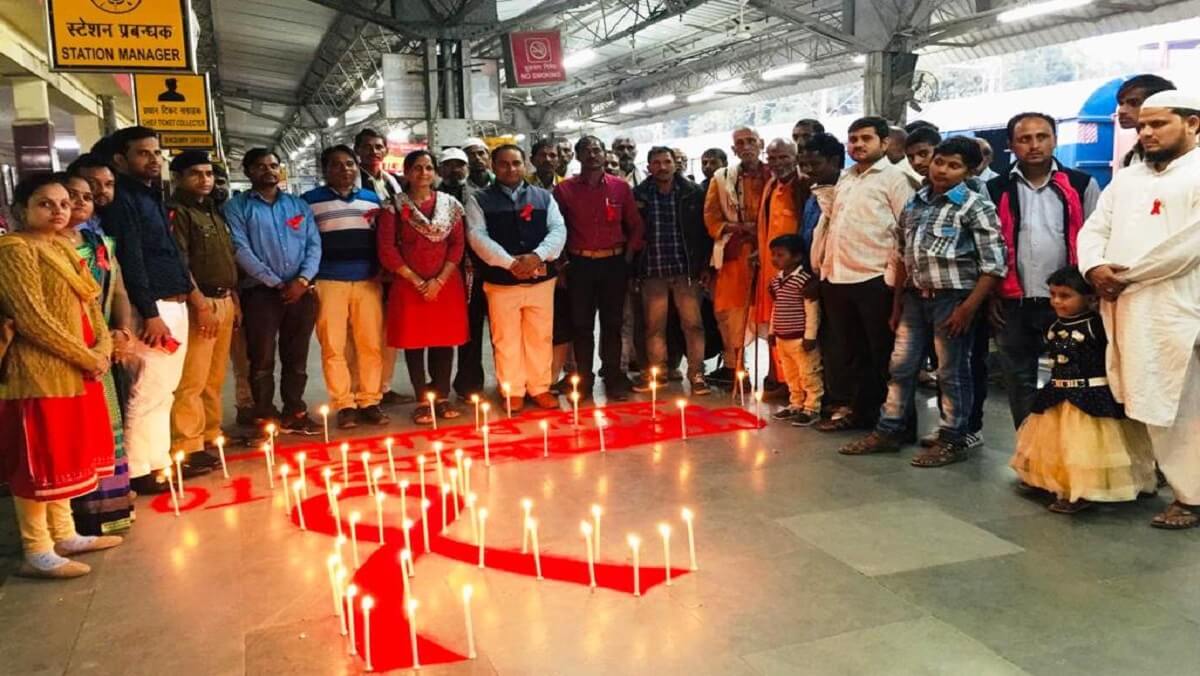 बांदाः रेल यात्रियों को अनोखे ढंग से एड्स के प्रति किया जागरूक