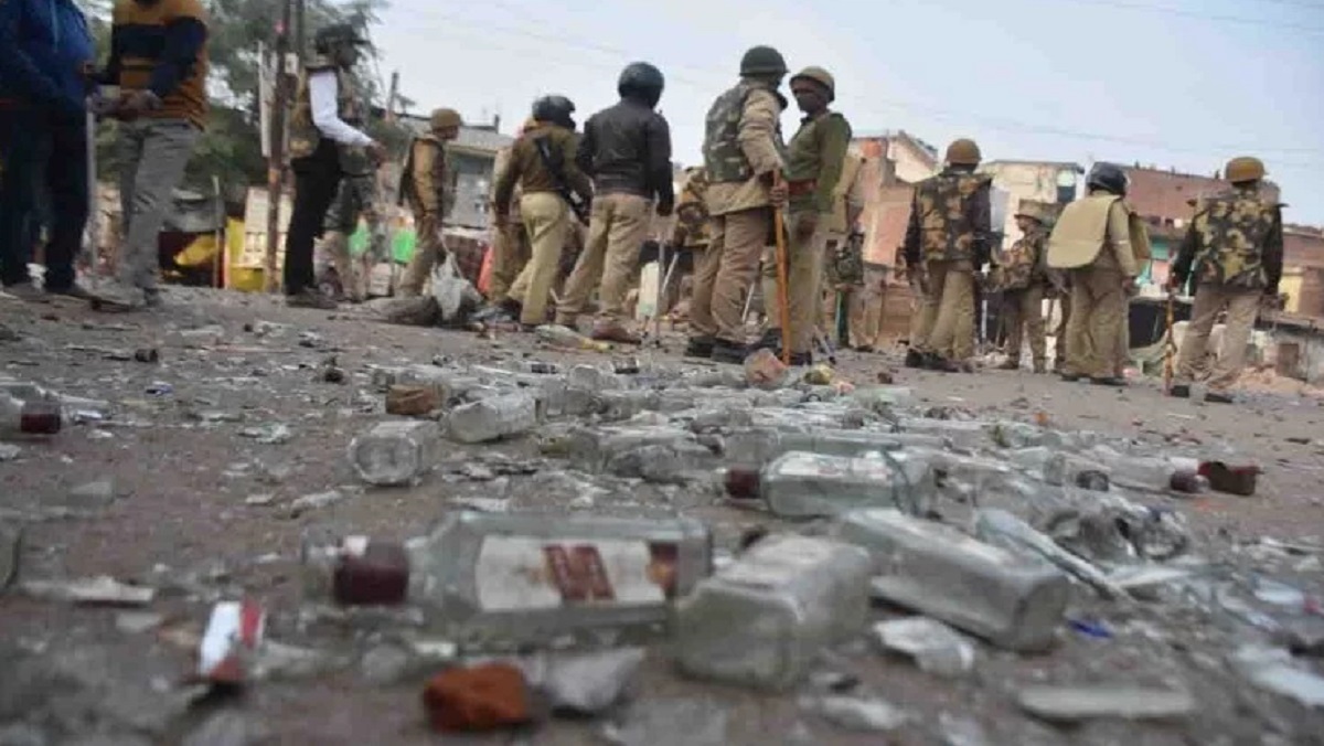यूपी में बेकाबू उपद्रवी, पुलिस पर पत्थर-बम और गोलियां चलाईं, जवाबी कार्रवाई में 13 मरे