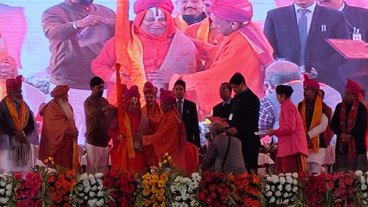 चित्रकूट में मुख्यमंत्री योगी आदित्यनाथ ने जगद्गुरु रामभद्राचार्य को सम्मानित किया