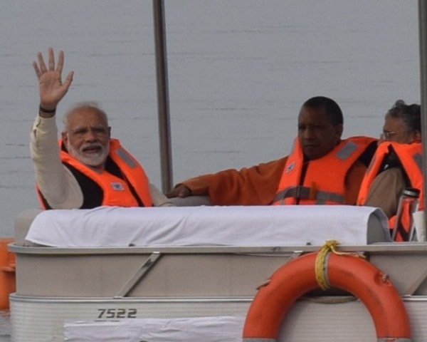 कानपुर पहुंचे प्रधानमंत्री नरेंद्र मोदी 30 मिनट गंगा की गोद में रहे