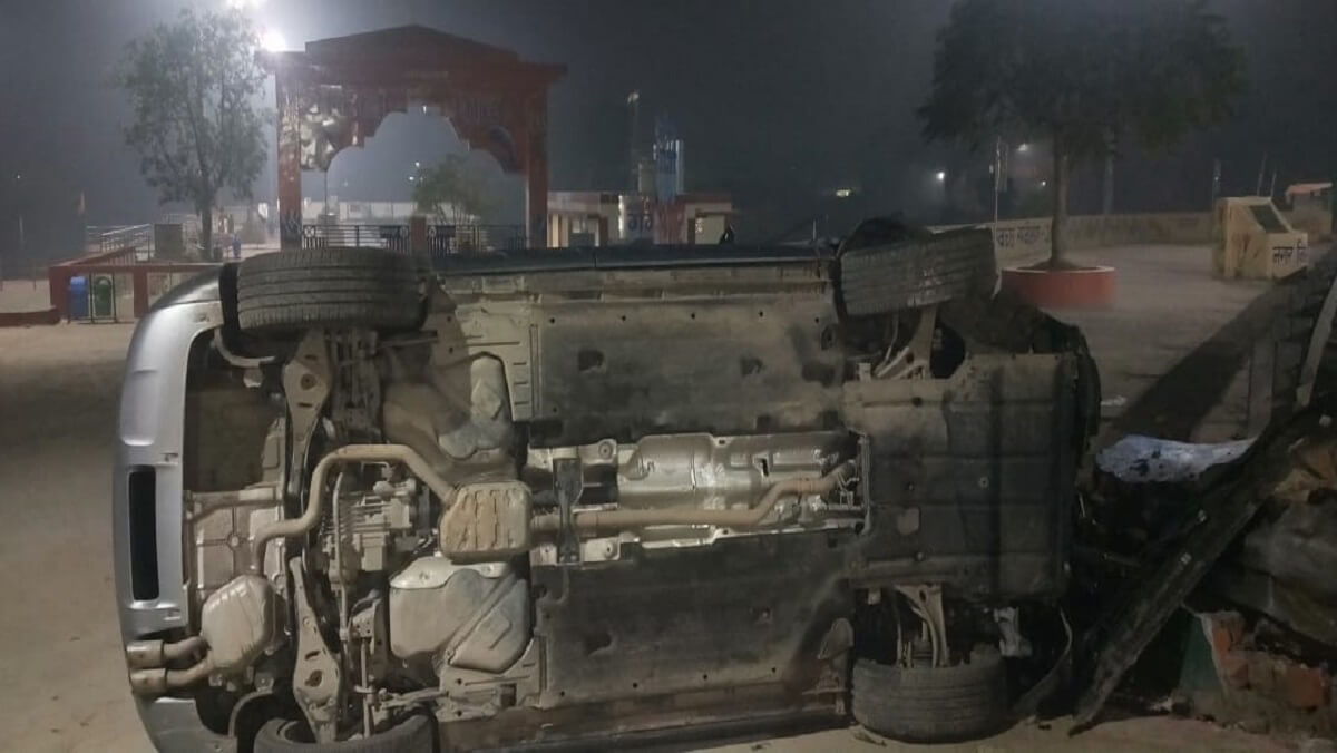 कानपुर में अटलघाट के पास डिवाइडर से टकराकर पलटी ऑडी कार, दो घायल