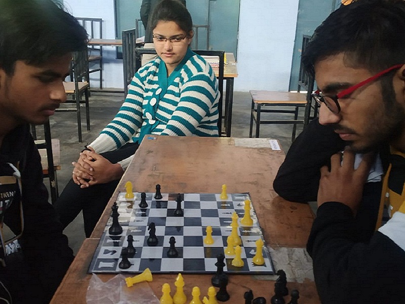 बांदा के राजीव गांधी डीएवी कालेज में छात्र-छात्राओं में शतरंज का जबरदस्त  मुकाबला