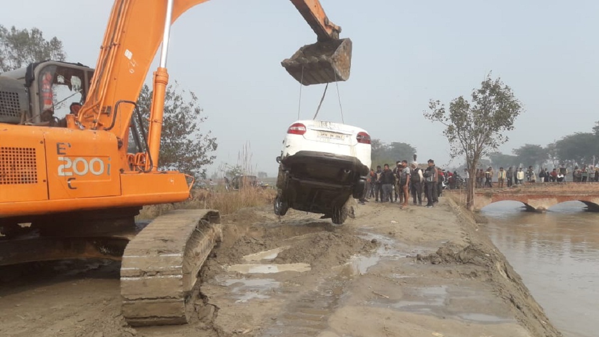 कानपुर में धुंध के कारण नदी में दौड़ी कार, बाल-बाल बचा चालक