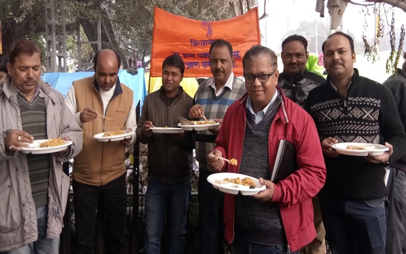 कानपुर में रेलवे कर्मचारी संघ ने किया खिचड़ी समरसता भोज का आयोजन