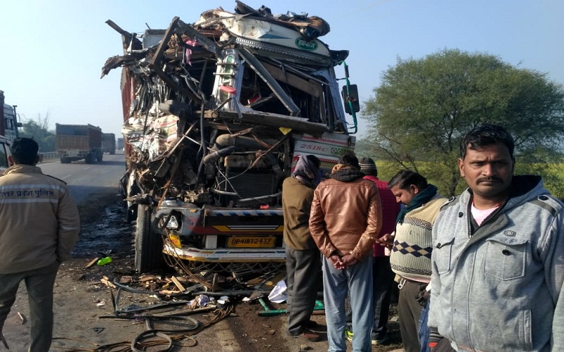 बांदा-कानपुर मार्ग पर ललौली के पास दो ट्रकों की टक्कर, दोनों के चालकों की मौत, खलासी गंभीर