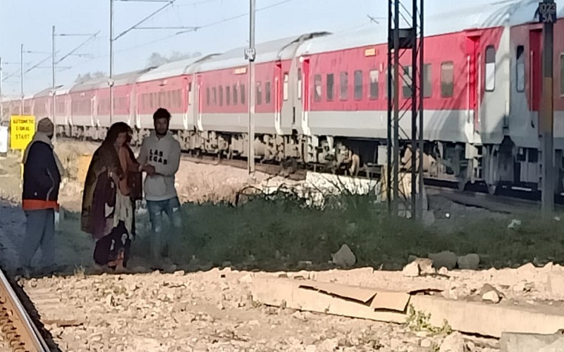 बांदा में ट्रेन से लखनऊ की महिला समेत दो की गिरकर मौत, बागेश्वरधाम से..