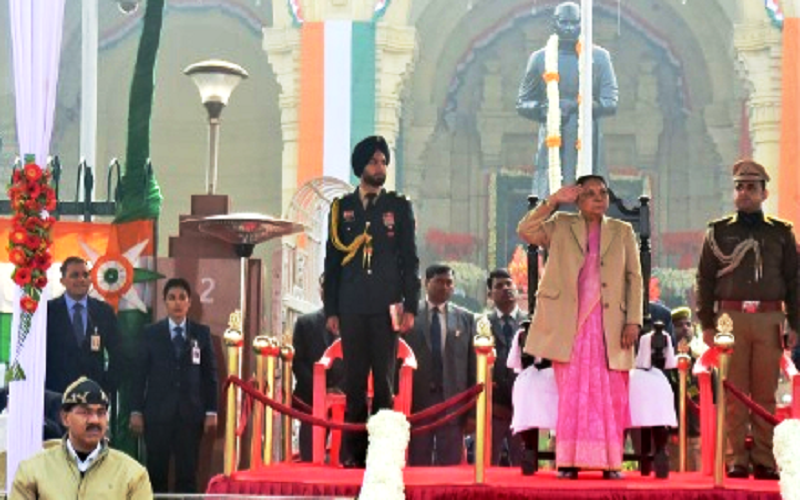 लखनऊ में गणतंत्र दिवस पर राज्यपाल आनंदी बेन ने ली परेड की सलामी