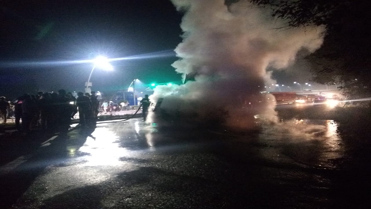 ब्रैकिंग न्यूजः अभी-अभी हाइवे पर ट्रक-कार की टक्कर के बाद लगी आग, कई के मरने की आशंका