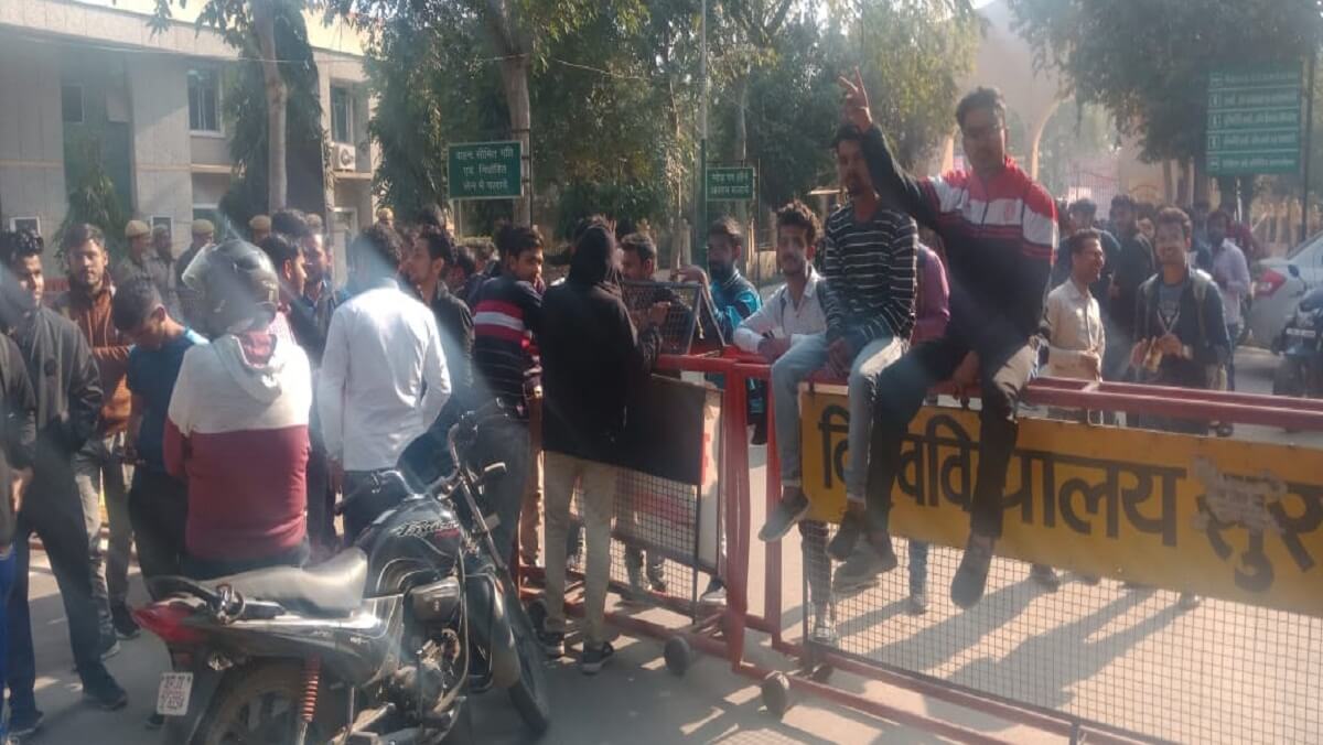ब्रैकिंग न्यूज कानपुरः छत्रपति शाहू जी महाराज यूनिवर्सिटी गेट पर छात्रों का प्रदर्शन-नारेबाजी
