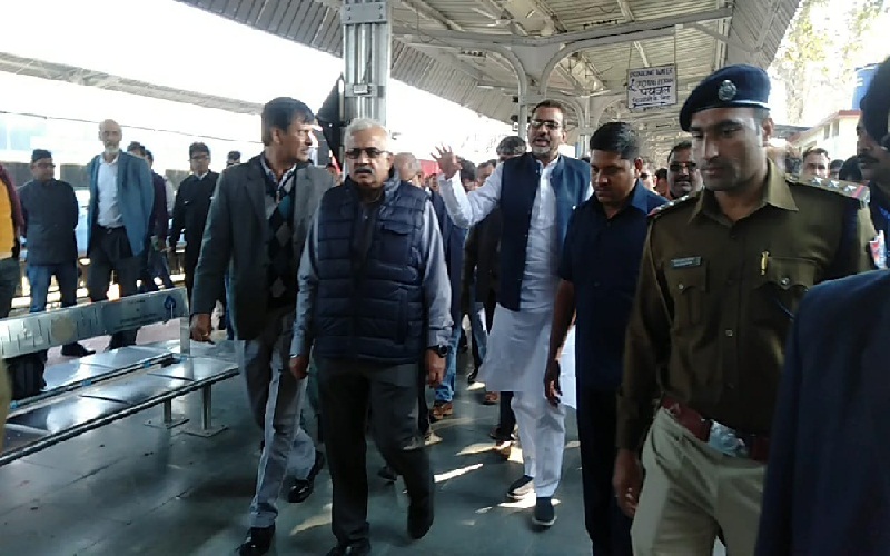 प्रयागराज रेलवे जीएम और सांसद पहुंचे चित्रकूट स्टेशन, VIP वेटिंग रूम और फुट ओवरब्रिज की घोषणा