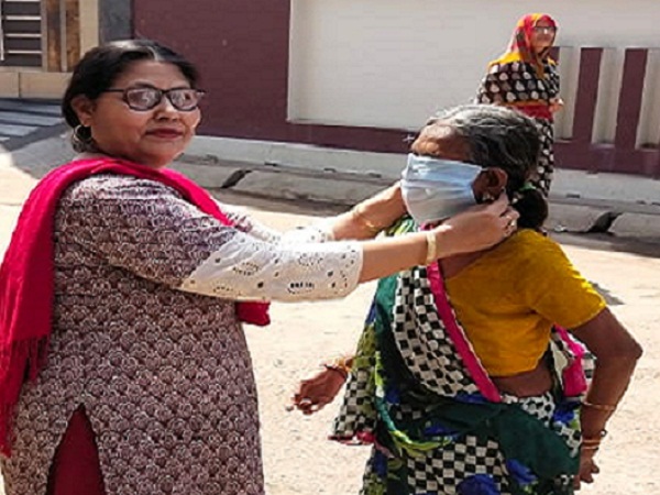 बांदा में एपीजे अब्दुल कलाम सोसायटी ने मास्क बांटे
