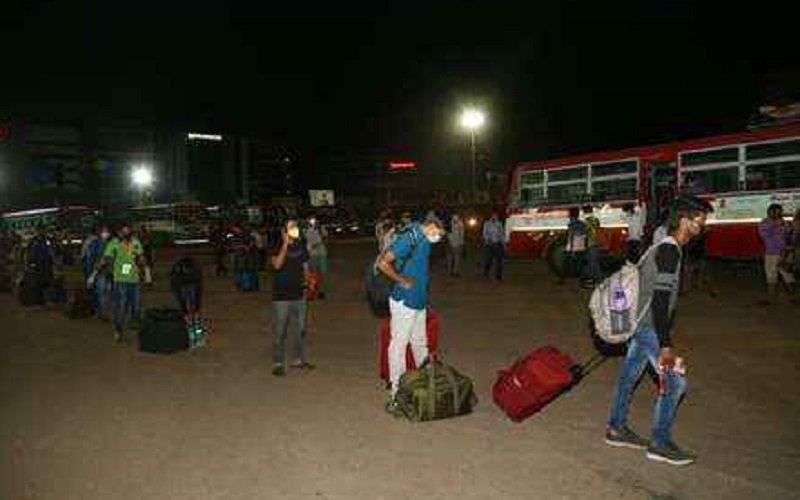 Lockdown: कोटा से छात्रों को लाने यूपी की 200 बसें पहुंचीं, छात्र-छात्राओं के चेहरे खिले