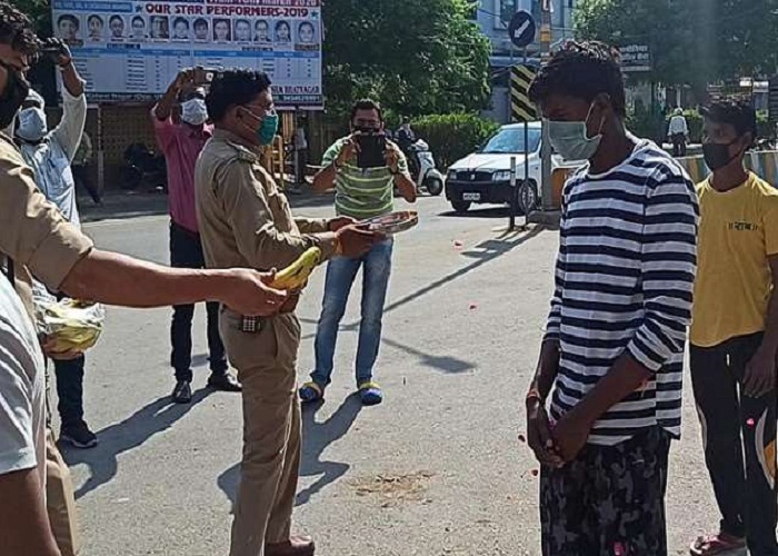 कानपुर लाॅकडाउनः नहीं सुधरे लोग तो पुलिस ने उतारी आरती, खाने को दिया केला