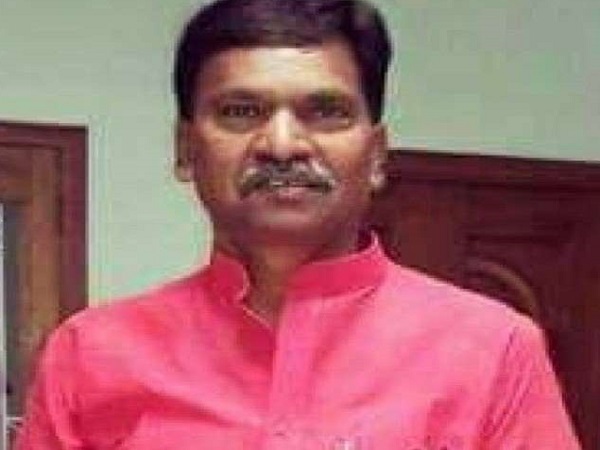सीतापुर के भाजपा विधायक को पार्टी ने थमाया नोटिस, ताली-थाली अभियान की उड़ाई थी खिल्ली