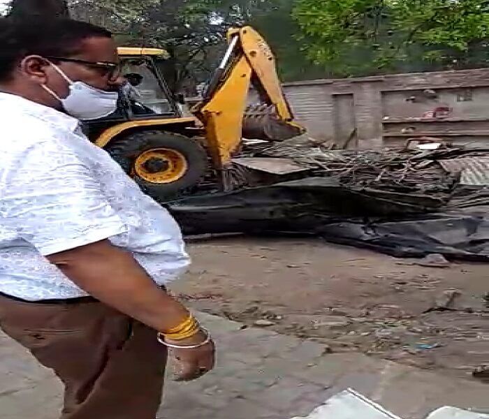 कार्रवाईः बांदा में प्रशासन ने शराब के ठेके पर बुल्डोजर चलवाया