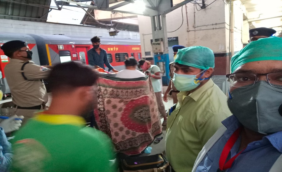 कानपुरः रेलवे पुलिस बनी पर्दा तो डाक्टर मददगार, फिर स्टेशन पर गूंजी किलकारियां