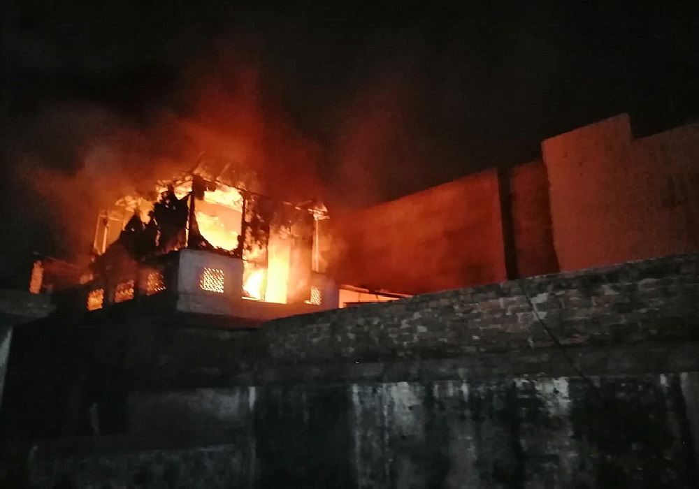कानपुर चौक बाजार में व्यापारी के घर में भीषण आग, परिवार तीसरी मंजिल पर फंसा
