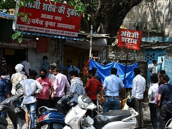 Lockdown-3: कानपुर में शराब की दुकानों पर सोशल डिस्टेंसिंग ध्वस्त