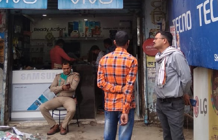 कानपुर में मोबाइल शाॅप से लाखों के मोबाइल-नगदी पार, CCTV में कैद हुए तीन..