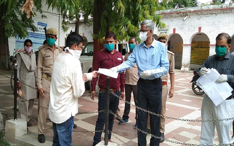 लखीमपुर में कोचिंग संचालकों ने डीएम को बताईं समस्याएं, ज्ञापन सौंपा