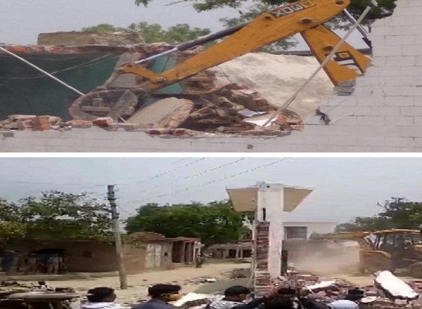 कानपुर में पुलिस ने फरार बदमाश विकास दुबे के घर पर चलवाया बुलडोजर, लाखों की कारें नष्ट कीं