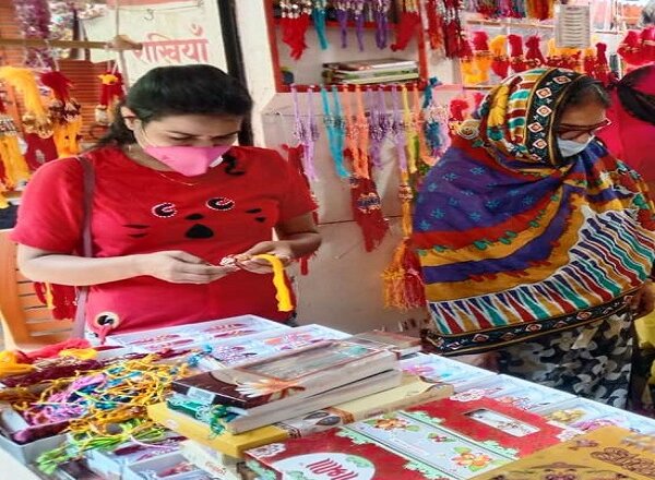 यूपी : खुली रहेंगी मिठाई-राखी की दुकानें, महिलाओं को फ्री बस यात्रा 