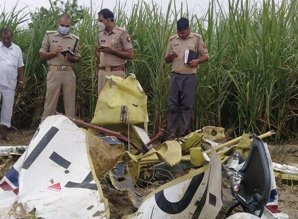 आजमगढ़ में खेत में गिरा एयरक्राफ्ट, पायलट की मौके पर मौत