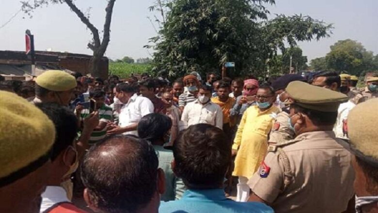 बांदा में गुस्साए ग्रामीणों ने भाजपा विधायक की गाड़ी घेरी, तोड़फोड़ की