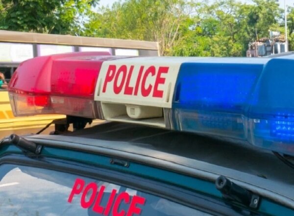 बांदा पुलिस की गाड़ी पेड़ से टकराई, हेड कांस्टेबल समेत दो जवान घायल