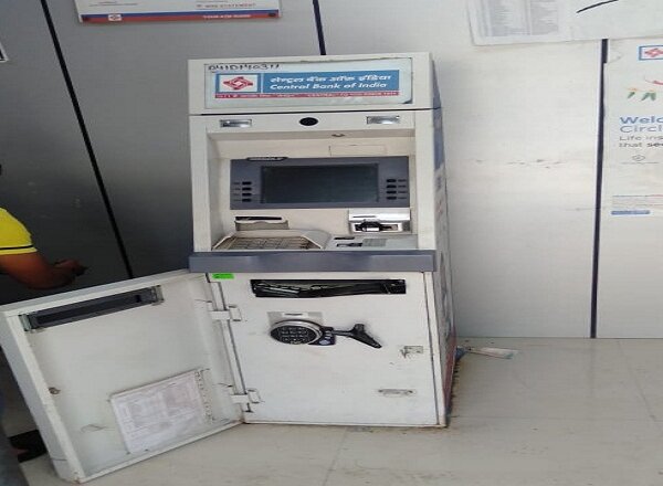 दुस्साहस : कानपुर में चोरों ने पुलिस चौकी से सिर्फ 100 मीटर दूरी पर ATM तोड़ा 