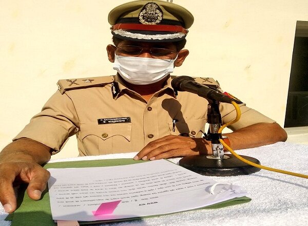 बांदा आईजी ने गांधी जयंती पर पुलिस कर्मियों को दिलाई शपथ