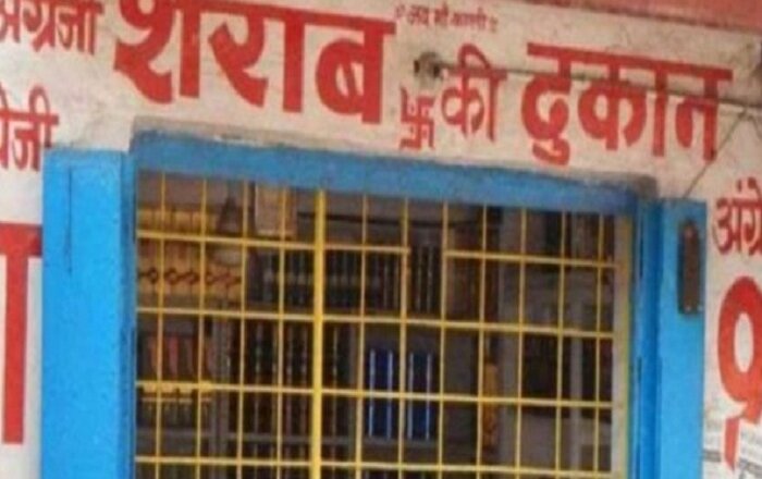Over-rate liquor sold from city to village in Banda, Excise officer hidden in 'target sheet'