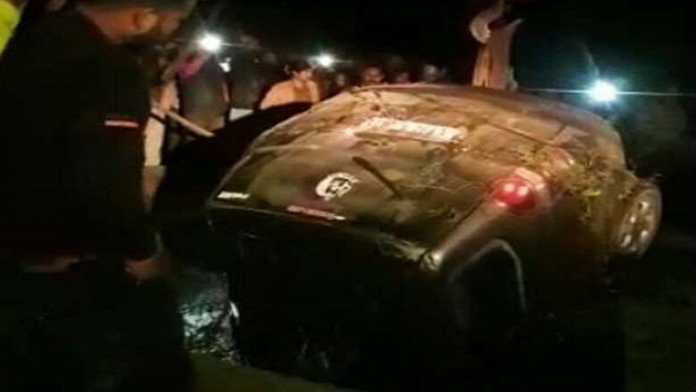 कुएं में गिरी बारातियों की कार, महोबा के 6 लोगों की मौत, CM YOGi दुखी