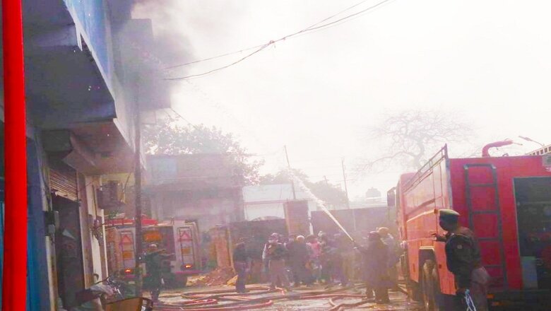 कानपुर में भीषण आग, धू-धूकर जला गाड़ियों के सेफ्टी गार्ड का गोदाम