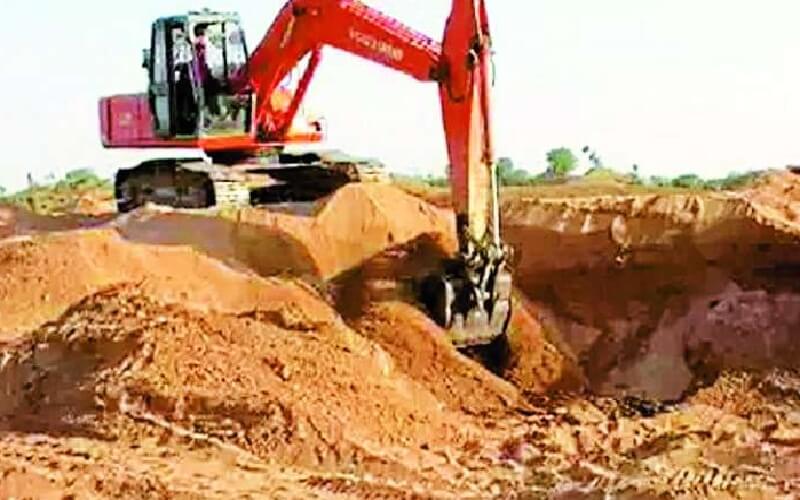 Illegal mining from tractors in seized mine in Banda