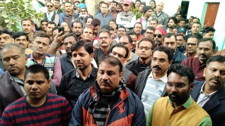 बांदा में शिक्षकों ने उठाई वेतन की मांग, कहा-आर्थिक संकट भारी