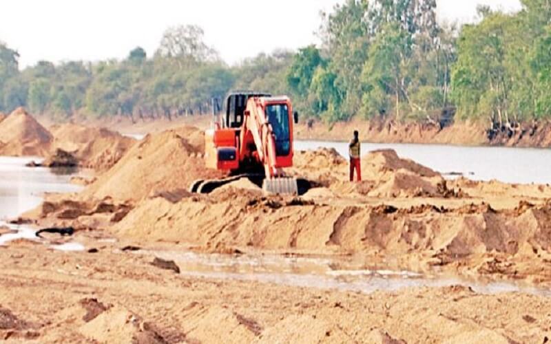 Big news : Strong action on illegal mining in Banda, cancellation of lease , recovery and FIR too
