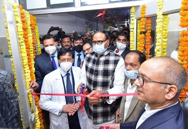 कानपुर में डिप्टी सीएम ब्रजेश पाठक, अचानक हैलट पर रुका काफिला, न डाक्टर मिला-न स्टाफ