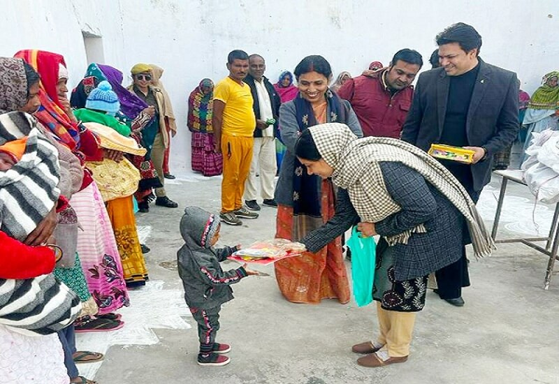 Banda : BJP leader Ragini Shivhare distributed warm clothes to women prisoners and toys to children
