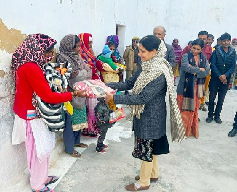 Banda : BJP leader Ragini Shivhare distributed warm clothes to women prisoners and toys to children