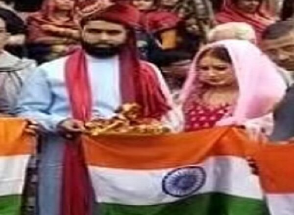 जय हिंद : दूल्हा-दुल्हन ने विदाई से पहले फहराया तिरंगा, दिया राष्ट्र प्रेम का संदेश