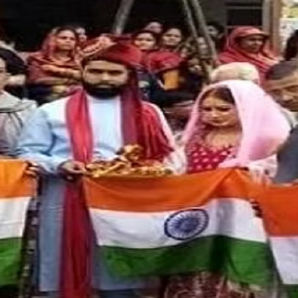 bride and groom hoisted tricolor on republic day before parting in Banda 