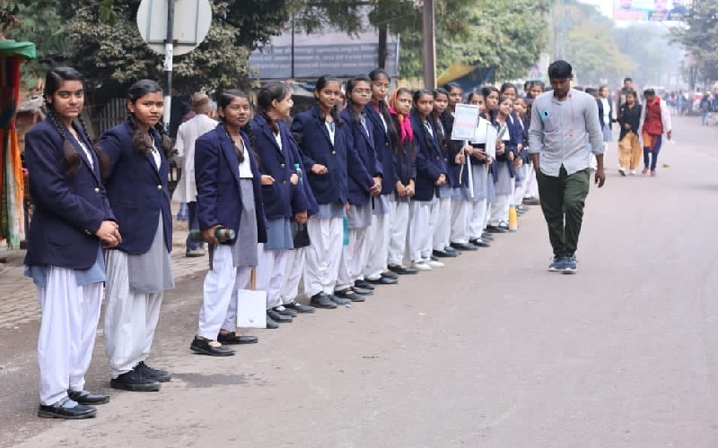 Subhash Chandra Bose Jayanti : 35 thousand people made 12 km long human chain in Banda
