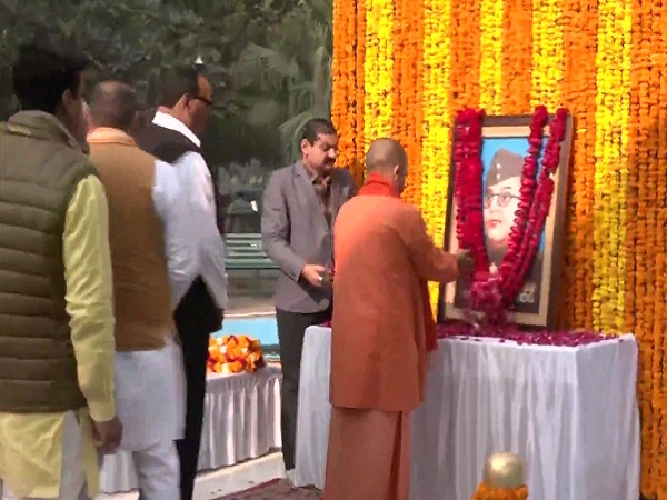 CM Yogi garlanded statue of Subhash Chandra Bose, said these special things