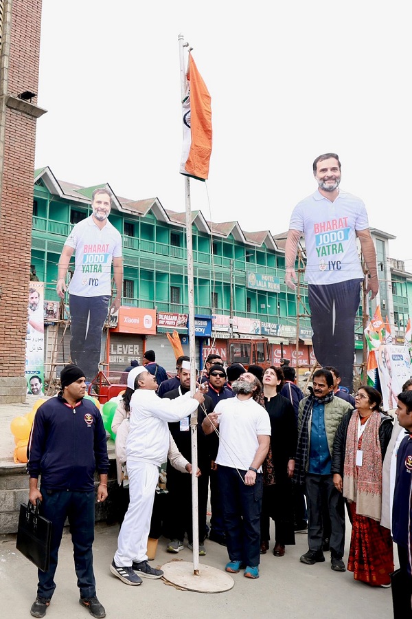 Bharat Jodo Yatra : Rahul Gandhi hoisted tricolor at Lal Chowk in Kashmir