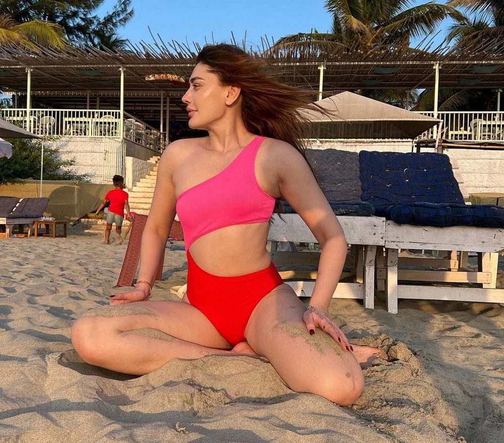'Kanta Laga' girl Shefali Jariwala breaks record of hotness at the age of 40, wreaks havoc in 2 piece bikini 